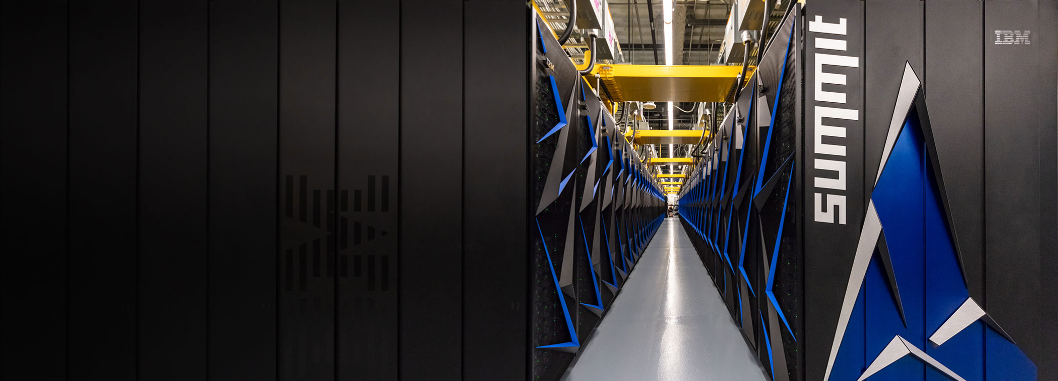 IBM사의 슈퍼컴퓨터 Summit (출처: ibm.com)